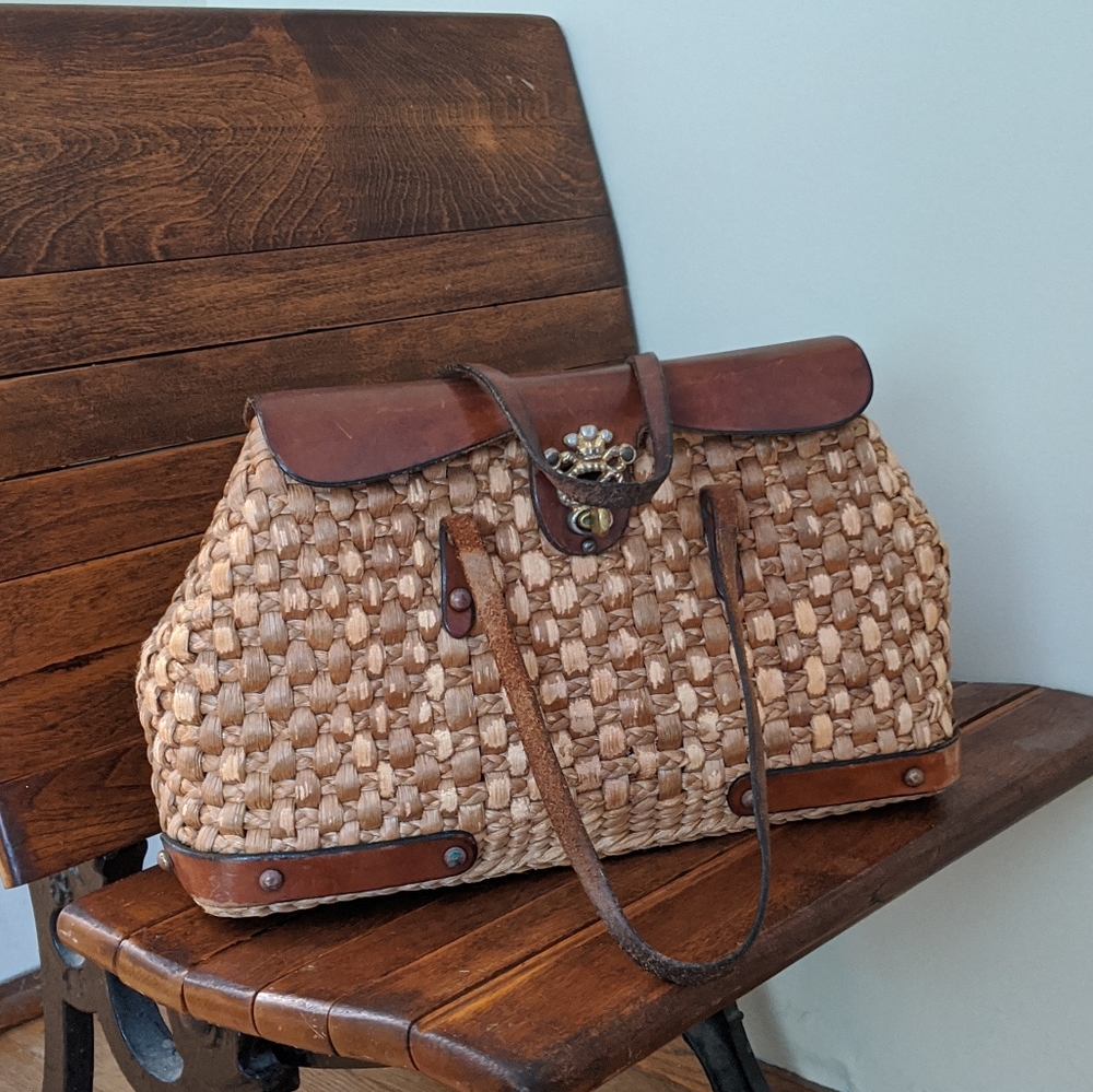 Vintage basket weave hand bag